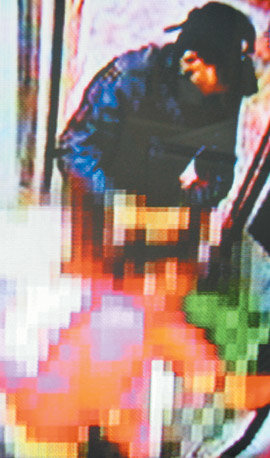 26일 오후 경기 고양시 대화동의 한 아파트 엘리베이터에서 초등학교 3학년 여자 어린이가 한 남자에게 폭행당하는 모습이 담긴 폐쇄회로(CC)TV 화면을 방송한 SBS TV의 화면.