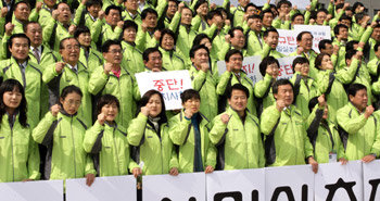 민주, 국회앞 규탄집회 통합민주당의 손학규 공동대표와 강금실 선거대책위원장, 정동영 전 통일부 장관 등이 30일 서울 여의도 국회 본청 앞에서 경부 운하가 밀실 추진되고 있다며 정부를 규탄하는 구호를 외치고 있다. 안철민 기자