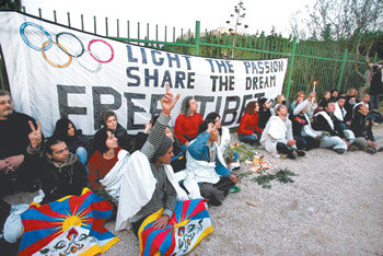 성화 봉송로서 “티베트에 자유를” 29일 베이징 올림픽 성화가 도착한 그리스 아테네의 아크로폴리스 언덕에서 티베트 독립 지지자들이 ‘티베트에 자유를’이라고 쓰인 플래카드를 내걸고 최근 티베트 시위대를 강경 진압한 중국 정부에 항의하는 시위를 벌이고 있다. 이날 성화가 봉송된 아테네 시내에는 티베트 지지자들의 돌발 시위에 대비해 2000여 명의 경찰이 투입됐지만 충돌은 일어나지 않았다. 아테네=EPA 연합뉴스