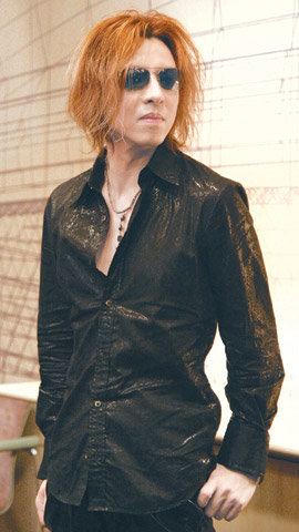 해체한 지 10여 년 만인 28일 재결성 콘서트를 연 일본 록그룹 ‘엑스저팬’의 리더 요시키. 그는 광적인 공연 도중 무대에서 의식을 잃기도 했다. 도쿄=염희진 기자