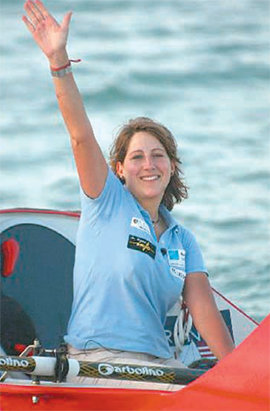 모 퐁트누아 씨가 2006년 요트를 타고 바람과 조류의 방향을 거슬러 역방향 세계 일주에 성공한 뒤 웃으며 손을 흔들고 있다. 사진 제공 모 퐁트누아 씨