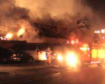 31일 밤 서울 종로구 와룡동 창덕궁 정문 왼편의 공중화장실에서 난 불이 번지고 있다. 이날 불은 현장에 출동한 소방대에 의해 15분 만에 꺼져 다행히 창덕궁은 피해를 보지 않았다. 사진 제공 독자 박인혜 씨