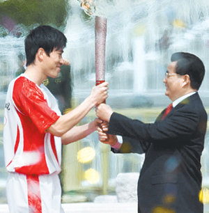 성화봉 넘기는 후진타오후진타오 중국 국가주석이 31일 베이징 톈안먼 광장에서 열린 올림픽 성화 도착 및 환영식에서 중국의 육상 영웅 류샹에게 성화봉을 넘겨주고 있다. 베이징=EPA 연합뉴스