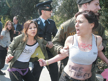 “티베트 독립” 지지자 연행지난달 30일 그리스 아테네 파나테니안 경기장에서 베이징 올림픽 성화 인도식이 진행되는 동안 경기장 외곽에서 티베트 독립을 외치던 시위자들이 경찰에 연행되고 있다. 아테네=로이터 연합뉴스