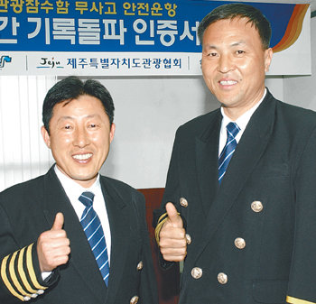 김원장 이사(오른쪽)와 김광현 팀장. 연합뉴스