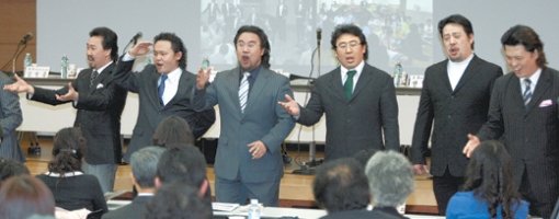 1일 서울 중구 신당동 충무아트홀에서 열린 ‘바보가 세상을 구원한다’ 세미나에서 공연단체 ‘극장을 떠난 바보 음악가들’ 소속 남성 성악가들이 ‘난 참 바보처럼 살았군요’를 열창하고 있다. 원대연 기자