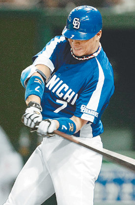 주니치의 이병규가 6회 1사 1루에서 요미우리의 선발투수 우에하라 고지가 던진 볼을 때려내고 있다. 이병규는 오른쪽 담장을 넘겨 시즌 첫 홈런을 기록했다. 도쿄=연합뉴스