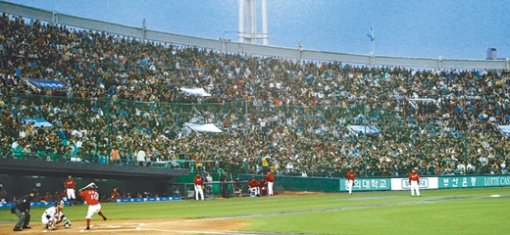 부산도… 광주도… 홈개막전 만원‘야구 도시’ 부산이 프로야구 열기에 휩싸였다. 1일 롯데와 SK 경기가 열린 부산 사직구장에 3만여 명의 팬이 몰려 경기를 지켜보고 있다. 부산 사직구장의 3만여 석이 매진된 것은 지난해 5월 20일 이후 약 10개월 만이다. 부산=연합뉴스