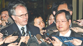 북핵 6자회담 미국 수석대표인 크리스토퍼 힐 국무부 동아시아태평양담당 차관보와 한국 수석대표 천영우 한반도평화교섭본부장이 1일 오후 서울 밀레니엄서울힐튼호텔에서 회동을 마친 후 기자들의 질문에 답하고 있다. 변영욱 기자