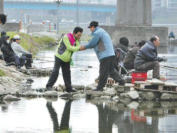 강태공에게도 한 표 부탁서울 중랑갑에 출마한 한 후보가 중랑천 낚시터를 찾아 유권자들에게 인사를 하고 있다. 박경모 기자
