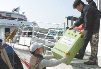 섬으로 가는 투표함인천 옹진군 선거관리위원회 직원들이 1일 여객선을 이용해 백령도를 포함한 서해 5도와 덕적도 등으로 투표용지와 투표함을 수송하고 있다. 인천=연합뉴스