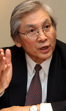 시게이에 도시노리 주한 일본대사는 인터뷰 말미에 “특별히 더 하고 싶은 말이 있느냐”는 질문에 “나는 양국 사람들이 상상도 못하는 데서 자주 만나고 교류하는 것을 지금까지 몇 번이나 봐 왔다”고 말했다. 가까운 듯하면서도 가끔 가다 등을 돌리는 두 나라의 문제를 해결하는 가장 좋은 방법은 ‘사람의 교류’를 늘리는 것이며, 그럴 만한 기반은 이미 만들어져 있다는 말이었다. 김경제  기자