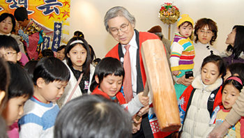 요즘 일본대사관은 한일 간의 문화교류에 많은 공을 들이고 있다. 수요도 늘었지만 파워도 커졌기 때문이다. 시게이에 도시노리 대사(가운데)가 올해 1월 서울 종로구 운니동 일본공보문화원에서 열린 일본문화체험교실 행사에서 한국 어린이들과 떡메를 치고 있다. 사진 제공 주한 일본대사관 공보문화원
