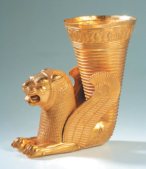 페르시아의 영광을 상징하는 ‘날개 달린 사자가 장식된 황금 뿔잔’. 사진 제공 국립중앙박물관