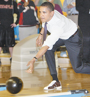 지난달 29일 미국 펜실베이니아 주의 한 볼링장을 찾은 버락 오바마 상원의원이 볼링공을 굴리고 있다. 앨투나=AFP 연합뉴스