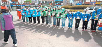 “한번 봐주세요”1일 충남 서산시청 앞 1호 광장에서 이 지역에 출마한 각 후보의 선거운동원들이 함께 서서 지나가는 주민들에게 한 표를 호소하고 있다. 서산=전영한  기자