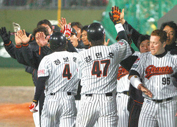 “이 기분 그대로” 롯데 정보명과 강민호가 SK에 4-0으로 앞선 4회 박기혁의 적시타 때 잇따라 홈을 밟은 뒤 동료들과 하이파이브를 하고 있다. 부산=연합뉴스