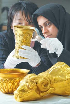 서울 온 ‘황금 페르시아’ 페르시아를 대표하는 황금 유물이 한국에서 처음 모습을 드러냈다. 2일 서울 국립중앙박물관 수장고에서 박물관 연구원들이 ‘동물이 장식된 황금 잔’ 등의 포장을 푼 뒤 유물 상태를 점검하고 있다. 황금 잔을 포함해 페르시아의 영광을 담은 유물 204점은 동아일보와 국립중앙박물관, 이란국립박물관, SBS가 공동 주최하는 기획전 ‘황금의 제국, 페르시아’에 전시된다. 이훈구 기자