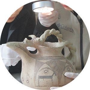 2일 국립중앙박물관 수장고에서 중앙박물관 연구원들이 손잡이가 달린 은주자의 상태를 돋보기로 꼼꼼히 확인하고 있다. 이훈구  기자