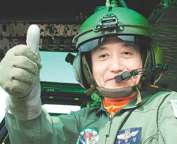 정형섭 비행교관이 1일 육군항공학교에서 1만2000시간 무사고 비행기록을 세운 뒤 엄지손가락을 추켜올리고 있다. 사진 제공 육군