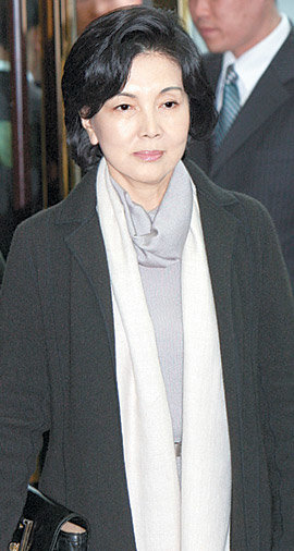 이건희 삼성그룹 회장의 부인 홍라희 삼성미술관 리움 관장이 2일 오후 서울 용산구 한남동 삼성특검 사무실에 출두하고 있다. 홍 관장은 삼성이 조성한 비자금으로 고가의 해외 미술품을 구매했다는 의혹을 받고 있다. 홍진환 기자