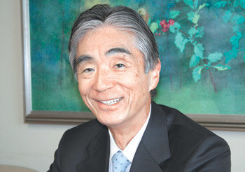 “일본의 교육이 되살아나려면 가정과 학교, 지역과 행정이 모두 힘을 합쳐야 한다”고 강조하는 게이오대 안자이 유이치로 총장. 그가 그리는 미래의 대학은 한창 일하던 사회인들도 다시 찾아와 공부하고 새로운 인생을 열어나갈 수 있는 터전 같은 곳이다. 도쿄=서영아 특파원