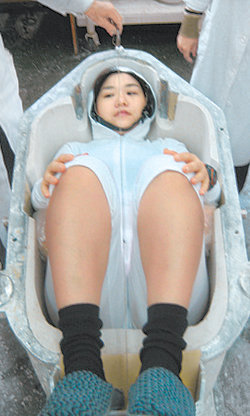 이소연 씨가 ‘맞춤형’ 우주선 좌석 제작을 위해 욕조 모양의 통에 들어가 있다. 온몸이 물에 젖는 바람에 숙소로 돌아갈 때까지 남성용 속옷을 입어야 했다. 사진 제공 한국항공우주연구원