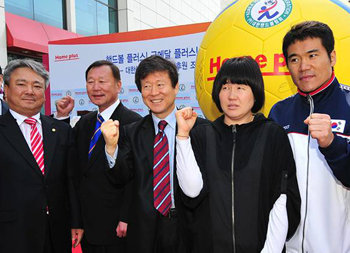 3일 홈플러스 서울 영등포점 앞에서 열린 ‘Again 1988, 코리아 플러스 캠페인’에 참석한 핸드볼 관계자들이 2008 베이징 올림픽 남녀 동반우승을 다짐하고 있다. 사진 제공 홈플러스