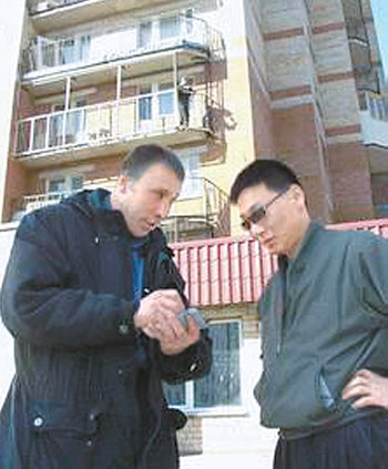 러시아 블라디보스토크 건설 현장에서 러시아인 감독(왼쪽)이 북한 노동자들을 인솔해 온 간부로 보이는 북한 사람에게 작업 내용을 설명하고 있다. 북한은 2006년 하반기부터 러시아에 파견하는 근로자 규모를 대폭 늘리고 있는 것으로 알려졌다. 동아일보 자료 사진