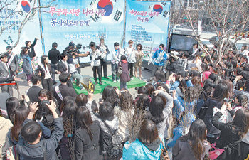 “무궁화 묘목 받아가세요”… 본사 오늘까지 행사“나라꽃 무궁화 심으세요.” 동아일보사 주최로 4일 오전 11시∼오후 3시 서울 종로구 세종로 동아미디어센터 앞에서 열린 ‘무궁화 묘목 나눠주기’ 행사에서 ‘슈퍼주니어’의 예성 성민 이특 씨(왼쪽부터)가 묘목을 나눠주고 있다. 이날 시민 3000여 명이 무궁화 1만 그루를 받아 갔다. 5일에는 방송인 박경림 씨(낮 12시)와 그룹 ‘LPG’(오후 2시)가 묘목을 나눠준다. 이훈구 기자