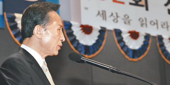 이명박 대통령이 4일 오후 서울 중구 한국프레스센터에서 열린 제52회 신문의 날 기념축하연에 참석해 축사를 하고 있다. 이 대통령은 “사회 소통의 장으로서 신문의 역할은 여전히 중요하다”고 강조했다. 이종승 기자