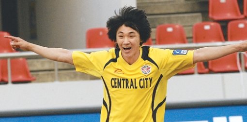 성남 일화의 신인 골잡이 조동건이 전남 드래곤즈와의 홈경기에서 전반 39분 팀의 세 번째 골을 터뜨린 뒤 기뻐하고 있다. 성남=연합뉴스