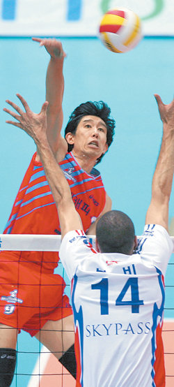 “내 공을 받아라”현대캐피탈 후인정(왼쪽)이 대한항공의 브라질 출신 보비의 블로킹을 피해 스파이크를 날리고 있다. 현대캐피탈은 이날 승리로 2승 1패를 기록하며 챔피언 결정전에 진출했다. 인천=연합뉴스