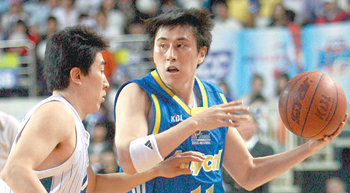 삼성 이상민(오른쪽)이 4강 플레이오프 1차전에서 KCC 신명호의 마크를 받으며 골밑 돌파를 시도하고 있다. 전주=연합뉴스