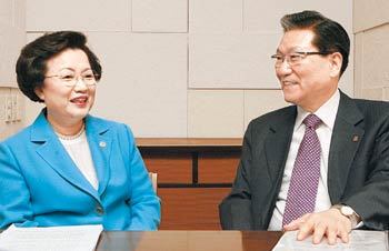 8일 각각 한국대학교육협의회 회장과 한국사립대학총장협의회 회장으로 취임하는 손병두 서강대 총장(오른쪽)과 이배용 이화여대 총장이 7일 오전 서울 중구 소공동 롯데호텔에서 교육 현안을 주제로 대화를 하고 있다. 김재명 기자