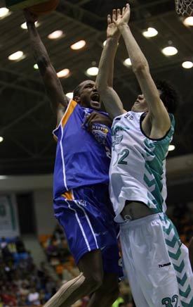 KT&G의 커밍스(왼쪽)가 7일 동부와의 프로농구 4강 플레이오프 2차전에서 동부 김주성의 수비를 피해 슛을 하고 있다. KT&G가 94-90으로 이겨 1승 1패로 승부를 원점으로 돌렸다. 원주=연합뉴스