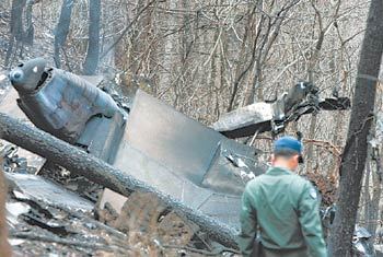 공군 사고조사위원들이 7일 오전 강원 평창군 평창읍 계장리 인근 야산에 추락한 공군 정찰기의 잔해를 살펴보고 있다. 평창=연합뉴스