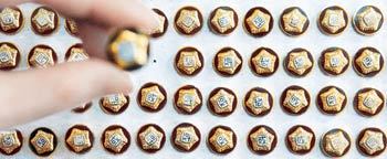 주인 기다리는 금배지18대 국회의원 당선자에게 주어질 금배지가 주인을 기다리고 있다. 7일 오후 서울 종로구 계동의 한 업체에서 제작 중인 금도금 배지는 선거 하루 전날인 8일 국회 사무처에 납품된다. 납품단가는 개당 1만9500원. 변영욱 기자