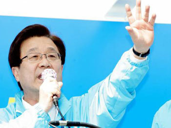 제 18대 국회의원선거가 하루 앞으로 다가온 가운데 한나라당 강재섭 대표가 8일 경기도 고양시 덕양구 지하철 화정역 인근에서 열린 덕양갑 손범규 후보 지원유세에 한나라당에 대한 지지를 호소하고 있다. [연합]