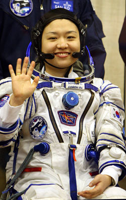 한국인 최초의 역사적인 우주비행 발사를 하루 앞둔 이소연씨가 7일 오후 카자흐스탄 바이코누르 우주기지내 에네르기아에세 우주복을 갈아입고 가족들과의 면담장에서 손을 들어 인사하고 있다. 우주인 공동 취재단