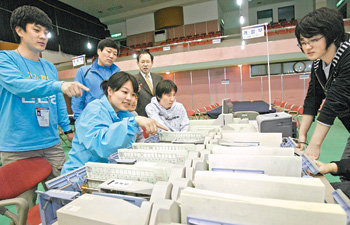 개표장비 점검 제18대 총선을 하루 앞둔 8일 오후 서울 중구 구민회관에서 선거관리위원회 직원들과 각 후보 측 관계자들이 투표지 분류기를 점검하고 있다. 김재명  기자