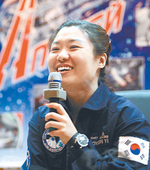 “우주에서 뵙겠습니다” 이소연 씨가 8일 발사장으로 가기에 앞서 카자흐스탄 바이코누르 우주기지 내 우주인호텔 밖에서 열린 가족 및 취재진과의 면담에서 우주로 향하는 소감을 말하며 활짝 웃고 있다. 바이코누르=우주인공동취재단