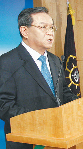 “소중한 주권 꼭 행사하길” 고현철 중앙선거관리위원장이 18대 총선을 하루 앞둔 8일 유권자들의 적극적인 투표 참여를 호소하는 대국민 담화를 발표했다. 김재명 기자