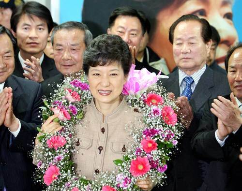 9일 한나라당 박근혜 전 대표가 당선이 확정되자 대구 달성군선거사무소에서 꽃다발과 함께 당원들의 축하를 받고 있다. 연합