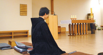 가톨릭 사제와 수도자의 삶은 사랑과 고행의 길이다. 가톨릭에선 부활절 이후 셋째 주일을 ‘성소의 날’로 정해 이들의 삶과 정신을 기리며 기도해오고 있다. 경기 남양주시 성베네딕도회 요셉 수도원에서 한 수도자가 정성을 다해 기도하고 있다. 사진 제공 한국 천주교 주교회의