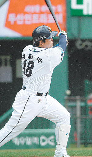 “나 죽지 않았어”두산 김동주가 한화와의 경기에서 2-1로 앞선 6회 무사 1루에서 상대 투수 양훈을 상대로 왼쪽 담장을 넘기는 투런포를 터뜨리고 있다. 연합뉴스