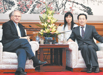 美-中 6자회담 대표 회동크리스토퍼 힐 미국 국무부 차관보(왼쪽)가 9일 중국 베이징 댜오위타이에서 6자회담 중국 측 수석대표인 우다웨이 외교부 부부장을 만나 8일 싱가포르에서 열린 북-미 회동 결과를 설명하고 있다. 베이징=로이터 연합뉴스