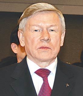 한국 첫 우주인 이소연 씨가 탑승한 소유스호 발사를 현장에서 지휘한 아나톨리 페르미노프 러시아 연방우주청장.