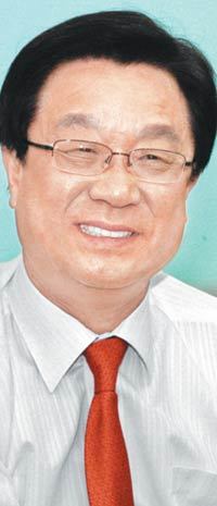 한나라당 강재섭 대표는 10일 본보와의 단독 인터뷰에서 “과반 의석을 차지해 굉장히 기쁘다”고 말했다. 그는 총선에서 이겼으니 웃는 사진으로 내달라고도 했다. 박경모  기자