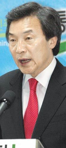 통합민주당 손학규 대표가 10일 오전 서울 영등포구 당산동 당사에서 기자회견을 열고 비장한 표정으로 “당 대표 경선에 나서지 않겠다”고 밝혔다. 안철민  기자